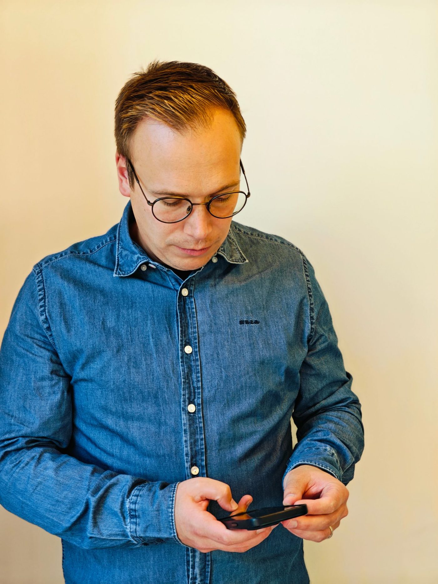Cristijn Cambré aan de telefoon