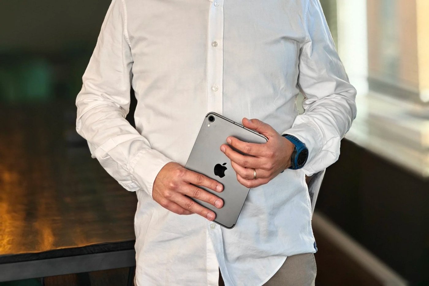 Een tablet in gebruik op de werkvloer